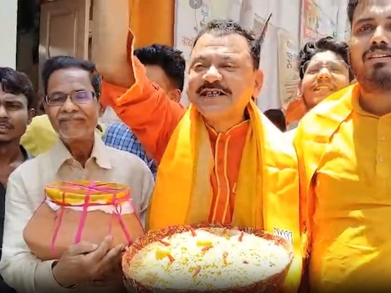 पश्चिम बंगाल में शहर-शहर भाजपा कार्यकर्ताओं का जश्न, कोलकाता में बांटी गईं कमला भोग और झाल मुड़ी
