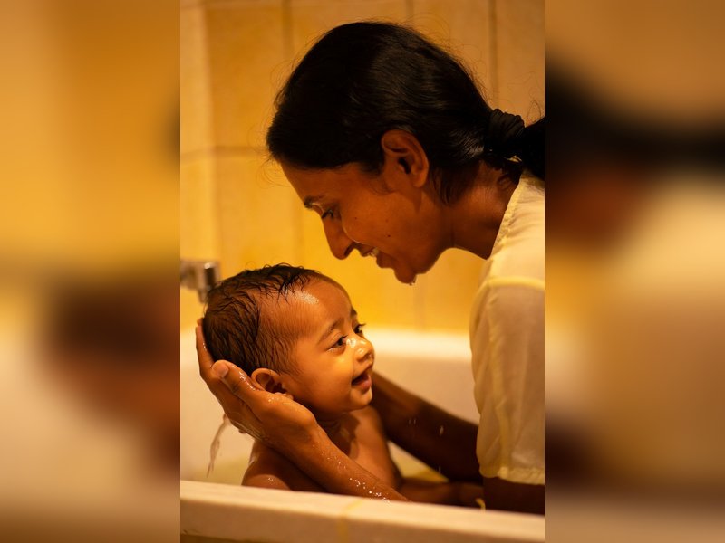 नवजात शिशु को नहलाते समय न करें ये गलतियां, जानिए सही तरीका