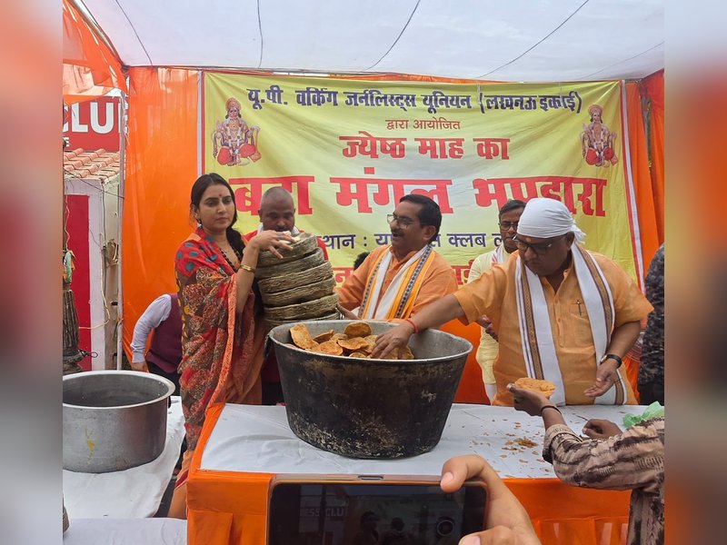 लखनऊ में वाटर वूमेन शिप्रा पाठक ने बड़े मंगल पर 55 हजार हरे पत्तल बांटकर प्लास्टिक मुक्त भविष्य का दिया संदेश