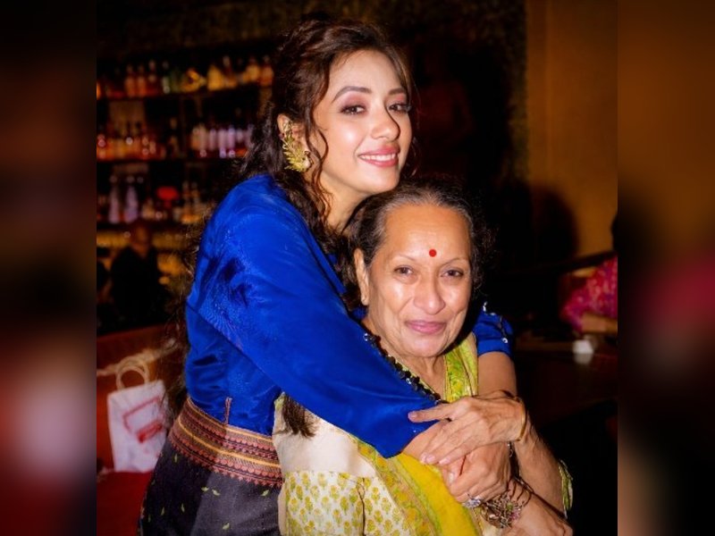 Rupali Ganguly's mother 'steals the spotlight' as she grooves on 'Shararat' from 'Dhurandhar'
