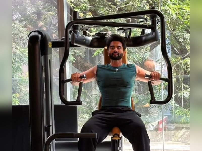 Jackky Bhagnani flaunts strong body as he showcases his mid-week pump