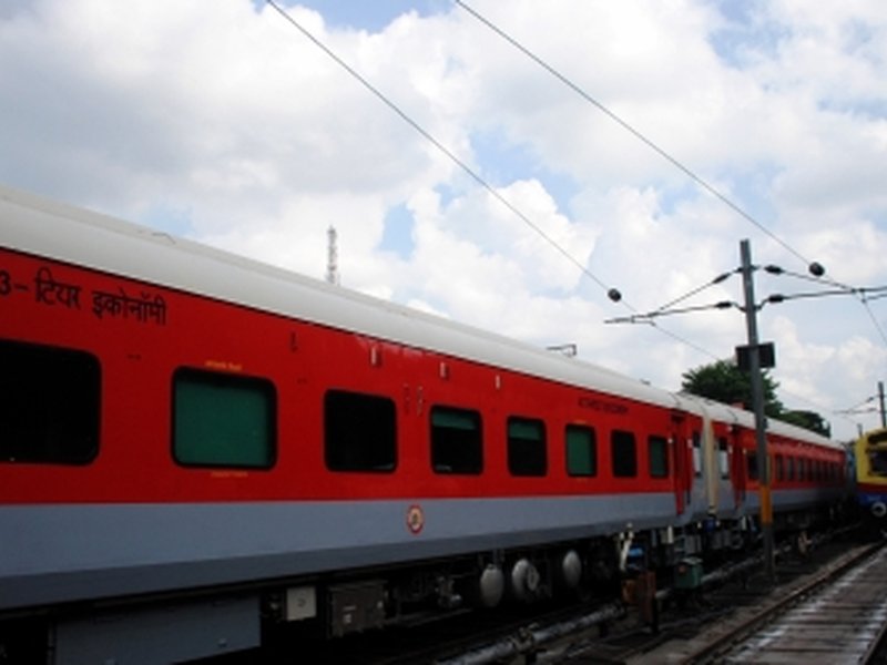 अगस्त से शुरू होगी ट्रेनों को उन्नत यात्री आरक्षण प्रणाली में स्थानांतरित करने की प्रक्रिया: सरकार