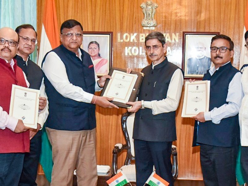 पश्चिम बंगाल : इस्तीफा नहीं देने पर अड़ी रहीं ममता बनर्जी, राज्यपाल ने भंग की विधानसभा