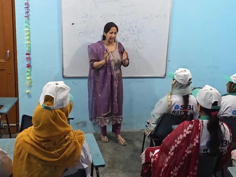 जम्मू-कश्मीर: डोडा में आरसेटी योजना से लड़कियां बन रहीं आत्मनिर्भर, टेलरिंग प्रशिक्षण से मिल रहा नया अवसर