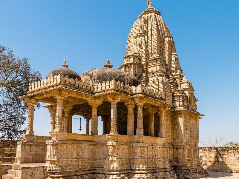 इंडो-आर्यन स्थापत्य शैली में बना 16वीं शताब्दी का अद्भुत मंदिर, जहां दिखती है श्रीकृष्ण-मीरा के दिव्य प्रेम की झलक