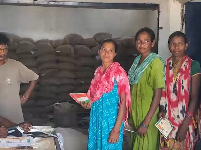 नक्सल मुक्त पोलमपल्ली में खुली स्थायी राशन दुकान, ग्रामीणों को बड़ी राहत
