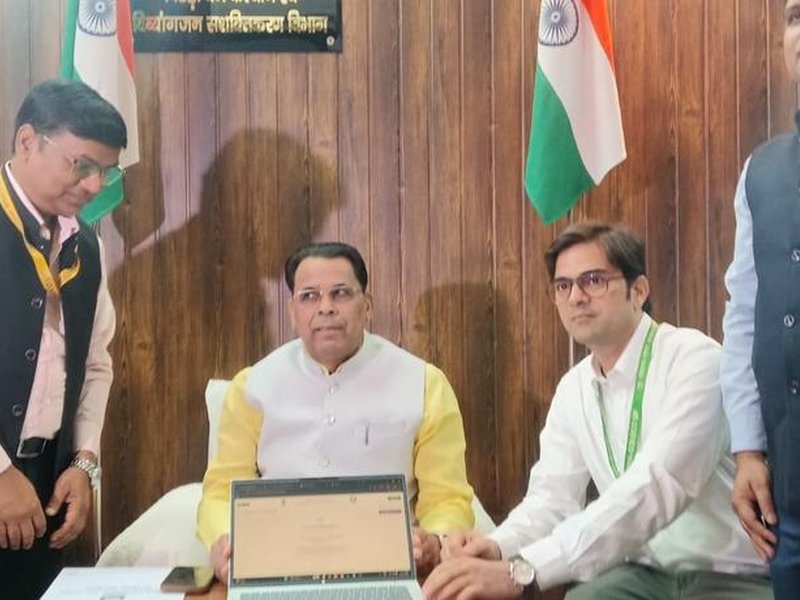 UP minister Narendra Kashyap participates in Census 2027 self-enumeration campaign