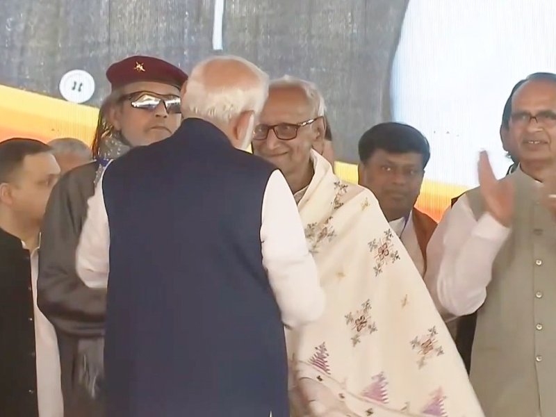 PM Modi takes blessings of oldest West Bengal BJP worker Makhanlal Sarkar at swearing-in ceremony of Adhikari