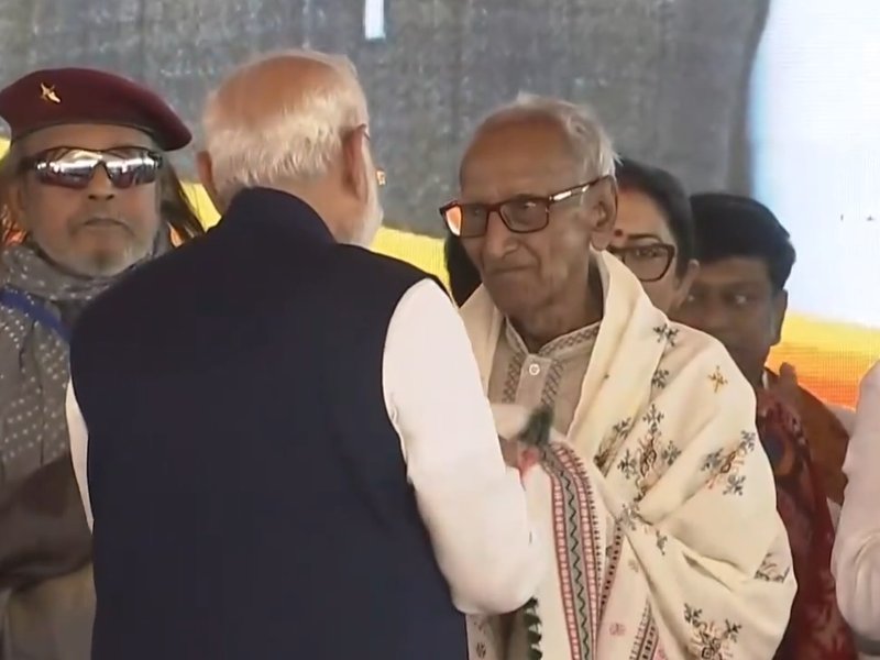 पश्चिम बंगाल : शपथ ग्रहण समारोह में पीएम मोदी ने लिया वरिष्ठ भाजपा कार्यकर्ता माखनलाल सरकार का आशीर्वाद
