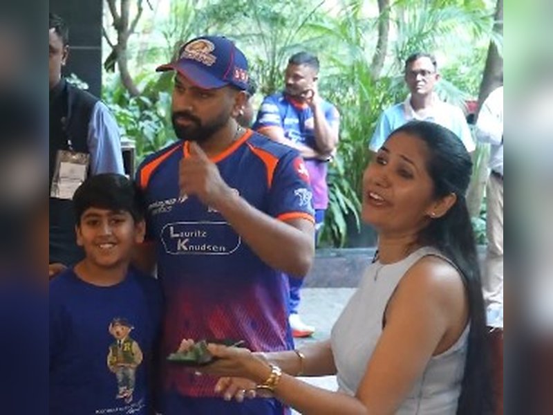 रोहित शर्मा के साथ सेल्फी लेने आई महिला फैन का फोन स्विच ऑफ हो गया, फिर क्या हुआ?