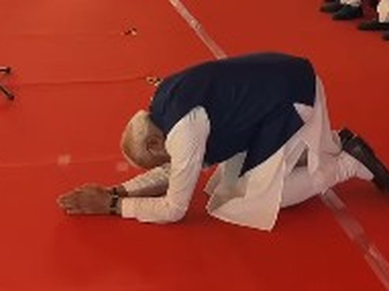 जनशक्ति को नमन : शपथ ग्रहण के मंच पर पीएम मोदी ने साष्टांग प्रणाम कर जताया जनता का आभार
