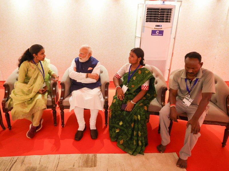 प्रधानमंत्री मोदी ने 9 साल पहले मारे गए भाजपा कार्यकर्ता सौमित्र घोषाल के परिवार से मुलाकात की, न्याय का आश्वासन दिया