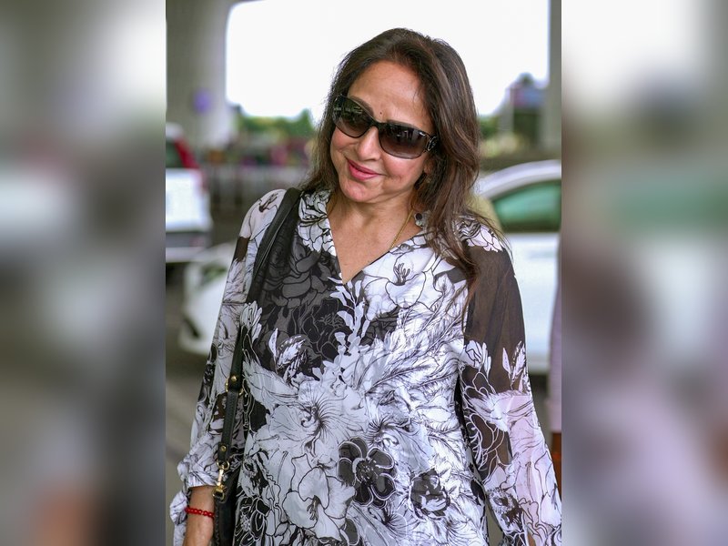 Hema Malini has emotional moment as she receives Dharmendra's posthumous Padma Vibhushan