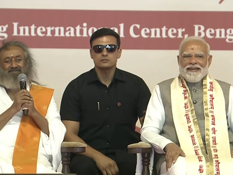 प्रधानमंत्री नरेंद्र मोदी देश के अमूल्य और श्रेष्ठ पुत्र, हमें उन पर गर्व है: श्री श्री रविशंकर 