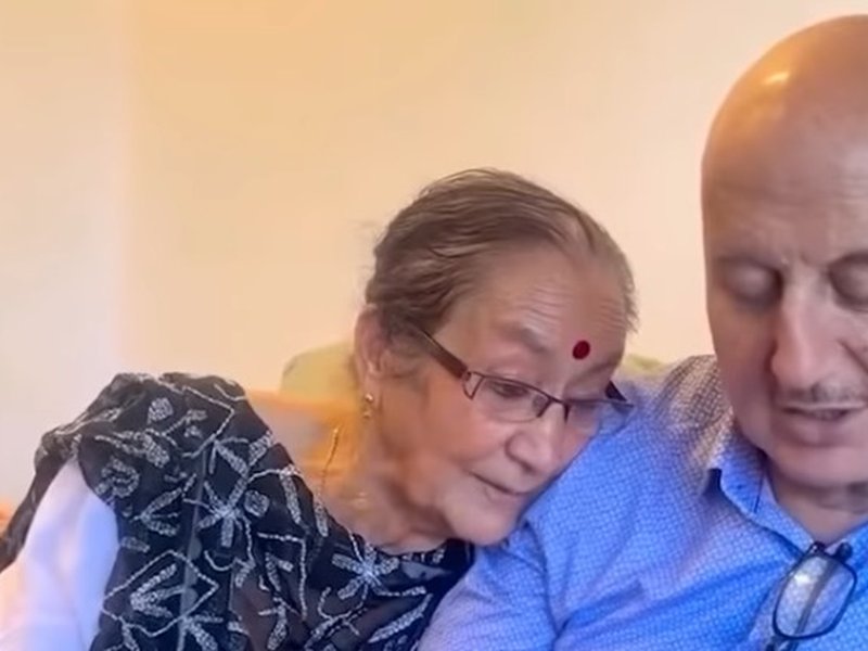 'मां की दुआ टूटे इंसान को भी फिर खड़ा कर देती है', मदर्स डे पर अनुपम खेर से सुनील शेट्टी तक मां को याद कर भावुक हुए सितारे