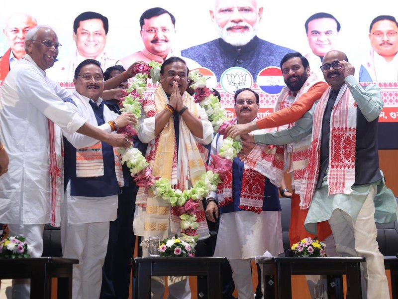 असम : हिमंता सरमा को विधायक दल का नेता चुने जाने पर भाजपा शासित राज्यों के मुख्यमंत्रियों ने दी बधाई