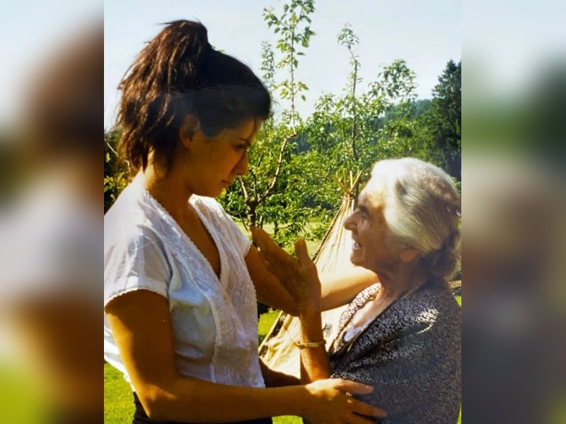 Sandra Bullock says ‘sorry’ to her mother for being ‘such a brat’ 