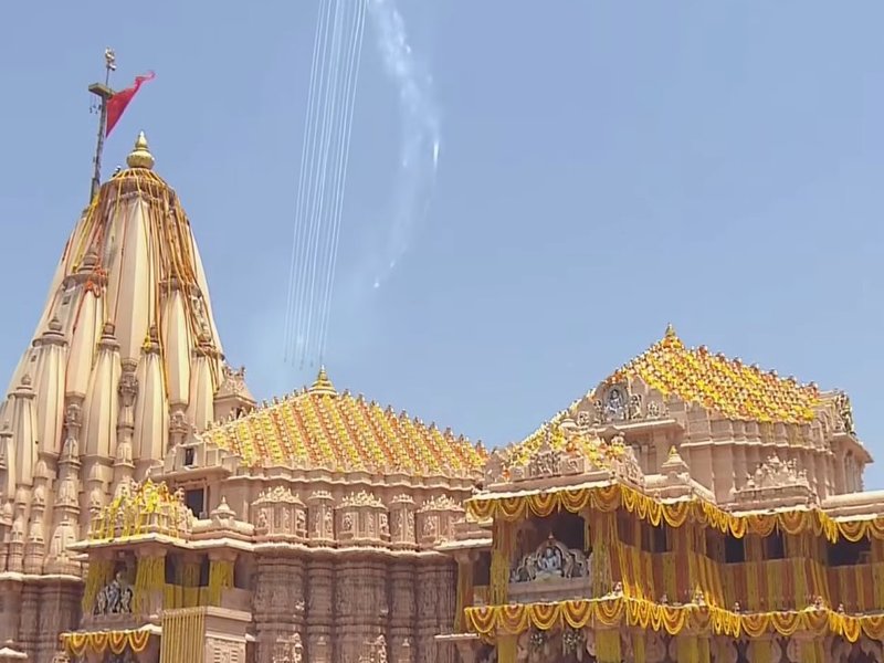 IAF Suryakiran aerobatics, green smoke trails; Chetak's flower shower mark Somnath Amrut Mahotsav