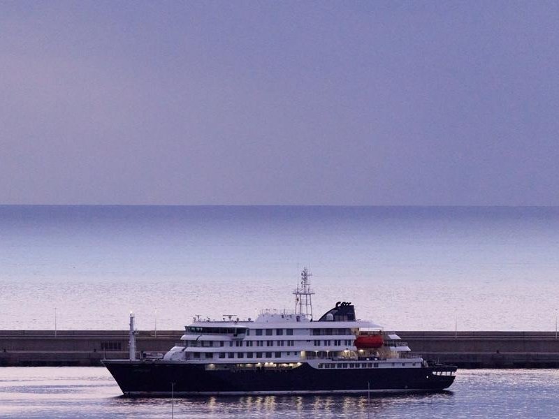 French woman from hantavirus-hit cruise ship tests positive
