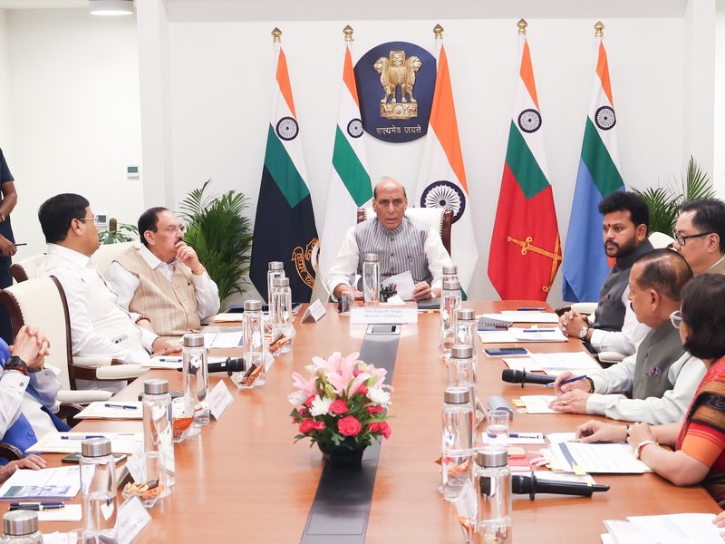 आवश्यक वस्तुओं की कमी नहीं, अनावश्यक खरीदारी से बचें : राजनाथ सिंह