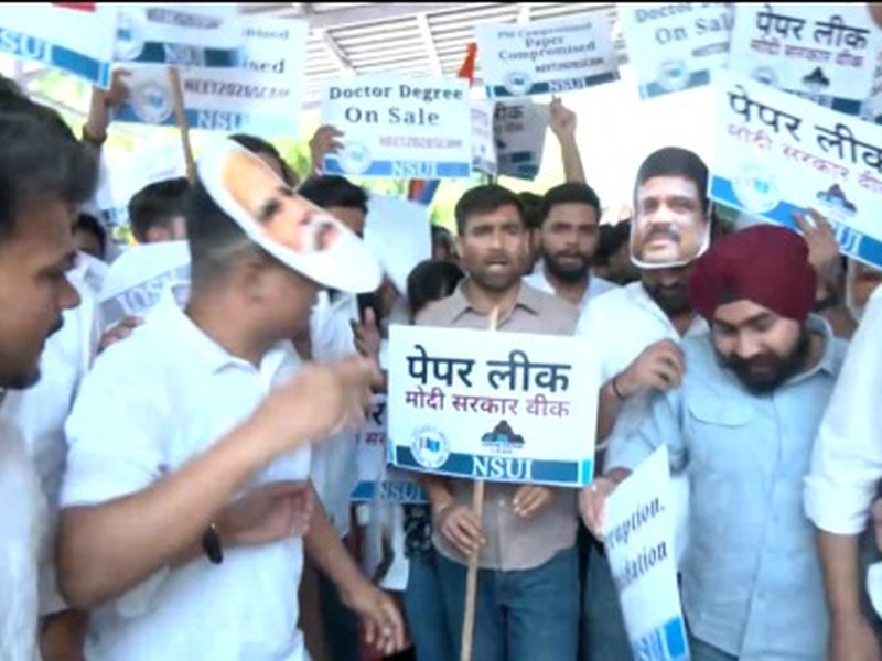 नीट यूजी 2026 पेपर लीक पर परीक्षार्थियों में भारी आक्रोश, एनएसयूआई का सरकार और सिस्टम के खिलाफ जमकर प्रदर्शन