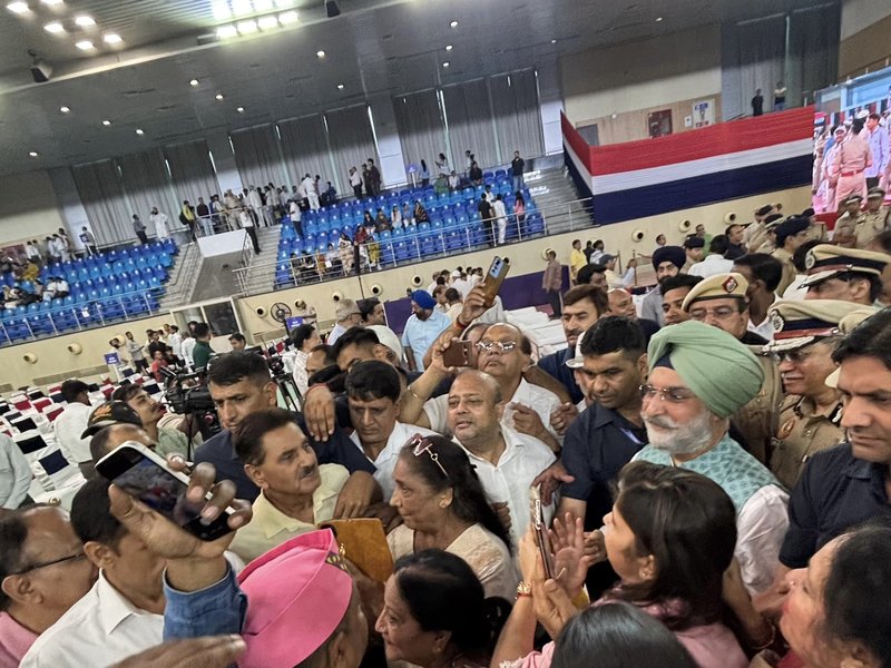 Delhi L-G Sandhu leads police event to return 12,600 stolen phones to owners