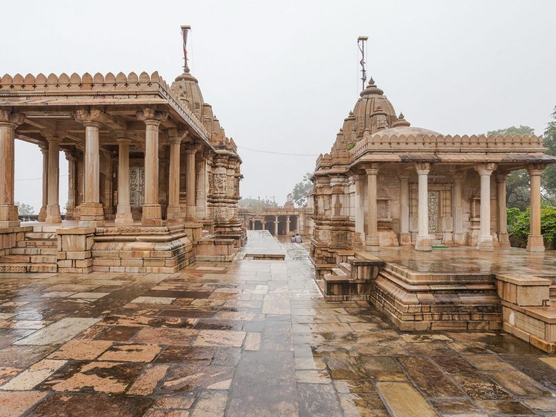 बारीक नक्काशी वाले खंभों और मारू-गुर्जर शैली की छतों वाला सौंदर्य, जैन तीर्थंकरों को समर्पित राजस्थान का यह मंदिर