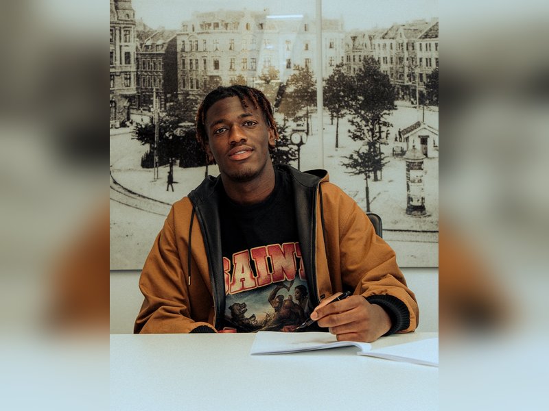 Borussia Dortmund sign defender Gadou from Salzburg
