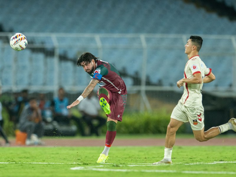 Inter Kashi frustrate Mohun Bagan Super Giant in stalemate in their Indian Super League (ISL) 2025-26 clash at the Vivekananda Yuba Bharati Krirangan in Kolkata, on Tuesday. Photo credit: AIFF