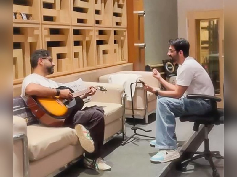Ayushmann Khurrana, Rochak Kohli jam on their version of ‘Dil Waale Chor’ 