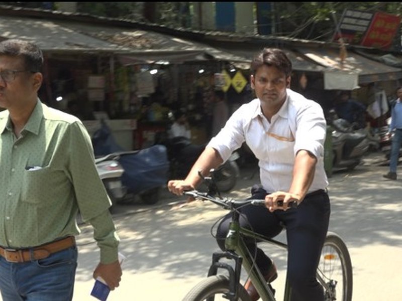 पीएम मोदी की अपील का असर : लग्जरी कार छोड़ साइकिल पर निकले जीएसटी अधिकारी, बोले- छोटी-छोटी कोशिशें ही लाती है बदलाव
