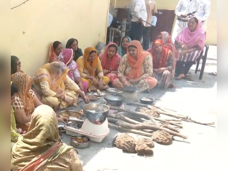 पीएम मोदी की अपील का बड़ा असर, जम्मू के सीमावर्ती गांव में परिवारों ने छोड़ा एलपीजी और तेल का इस्तेमाल