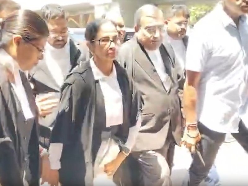 Mamata Banerjee in lawyer's robes at Calcutta HC to argue PIL on post-poll violence