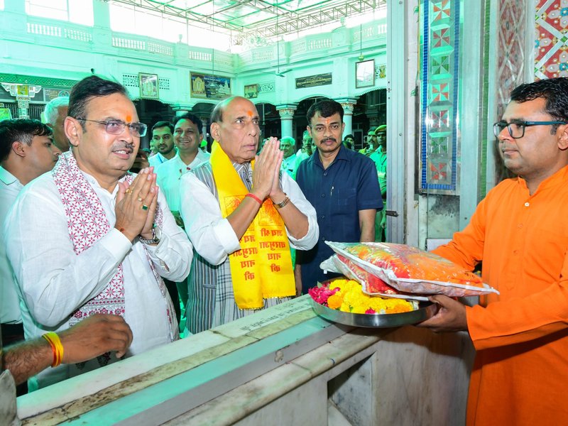 Rajnath Singh, Bhajanlal Sharma share vehicle in Rajasthan's Nagaur