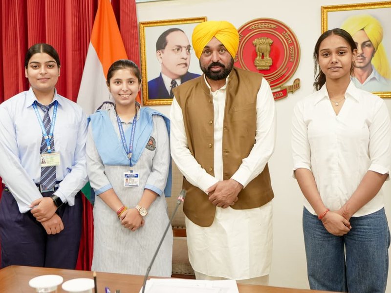 पंजाब बोर्ड इंटरमीडिएट की तीनों टॉपर छात्राओं से मिले सीएम भगवंत मान, 416 सरकारी स्कूलों ने दिए 100 फीसदी परिणाम