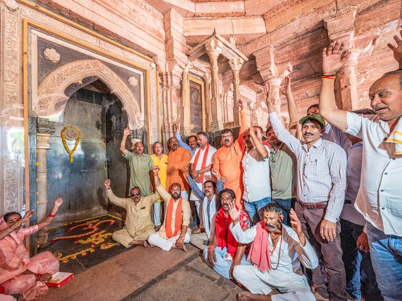 Dhar: Members of the Hindu Utsav Samiti along with devotees recite the Hanuman Chalisa inside the Bhojshala complex amid tight security after the Madhya Pradesh High Court verdict declaring the Bhojshala-Kamal Maula complex a temple dedicated to Goddess Vagdevi (Saraswati), in Dhar district of Madhya Pradesh on Saturday, May 16, 2026. (IANS)