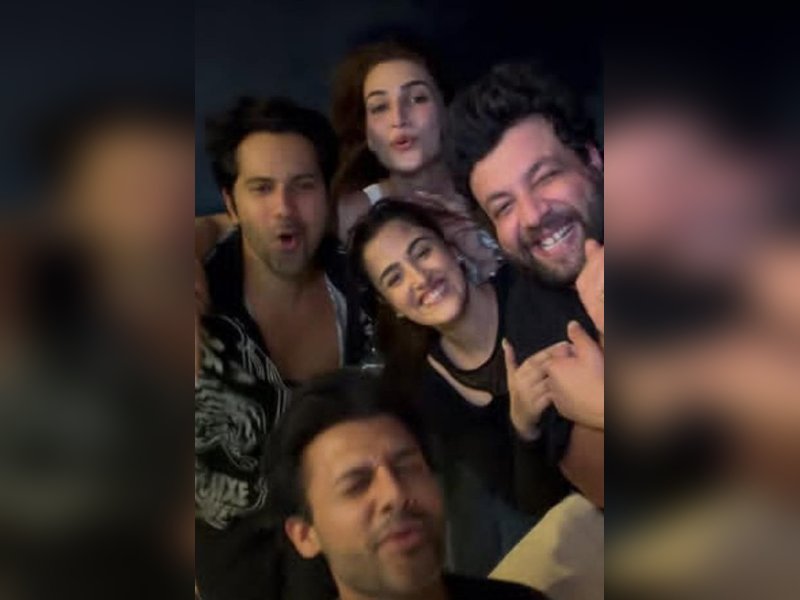 Varun Dhawan reunites with his 'Dilwale' co-star Kriti Sanon for a fun evening of music & friends
