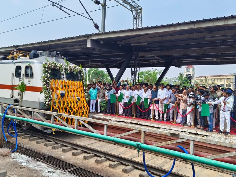 रेल मंत्री अश्विनी वैष्णव ने बेंगलुरु-मुंबई के बीच नई ट्रेन को दिखाई हरी झंडी, 23 मई से नियमित सेवा होगी शुरू 