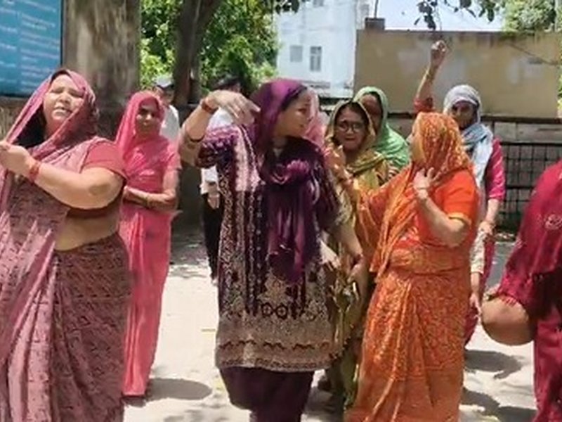 भरतपुर: पानी संकट पर फूटा महिलाओं का गुस्सा, जलदाय विभाग कार्यालय के बाहर फोड़े मटके, 10 दिन से सप्लाई ठप