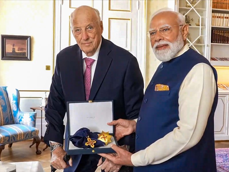 पीएम मोदी को नॉर्वे के सर्वोच्च सम्मान ग्रैंड क्रॉस ऑफ द रॉयल नॉर्वेजियन ऑर्डर ऑफ मेरिट से नवाजा गया