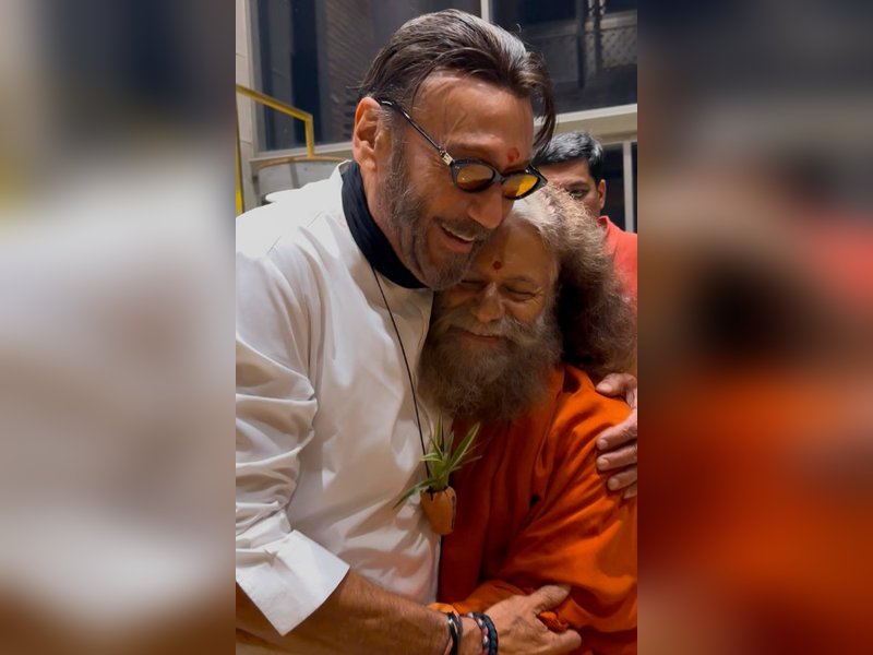 Jackie Shroff touches the feet of Swami Chidanand Saraswati