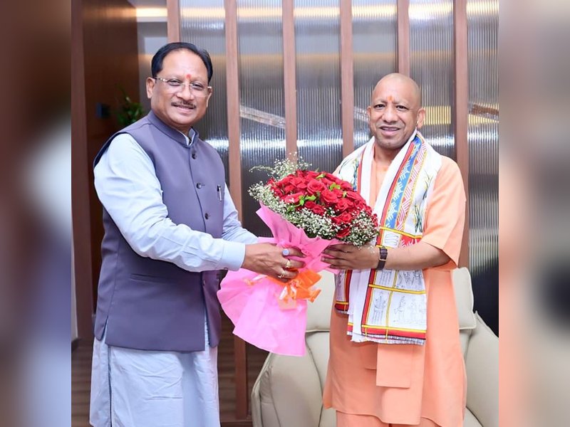 छत्तीसगढ़ पहुंचे मुख्यमंत्री योगी आदित्यनाथ का सीएम साय ने किया स्वागत 