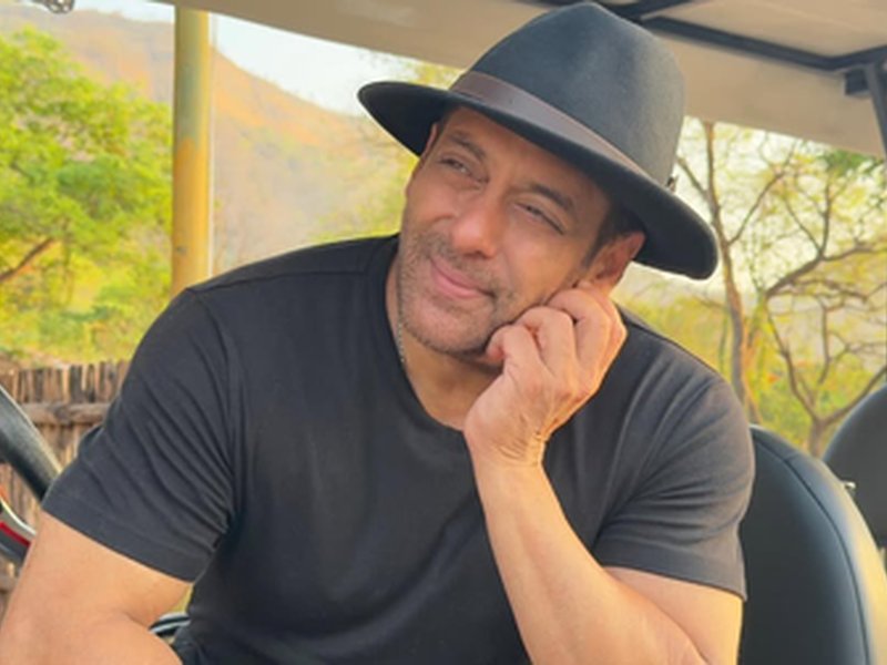 Salman Khan loses cool at media during hospital visit