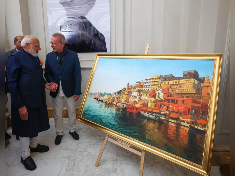 Italian artist Giampaolo Tomassetti presents PM Modi with a painting on Varanasi 