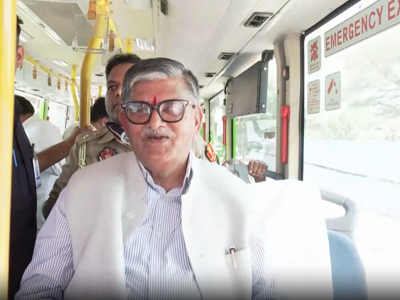 पंजाब के राज्यपाल ने छोड़ी गाड़ी, ई-बस से किया सफर, बोले- नहीं रुकनी चाहिए देश की गति