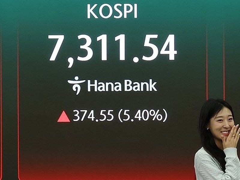 Seoul shares open sharply higher on US-Iran hope, Samsung wage deal