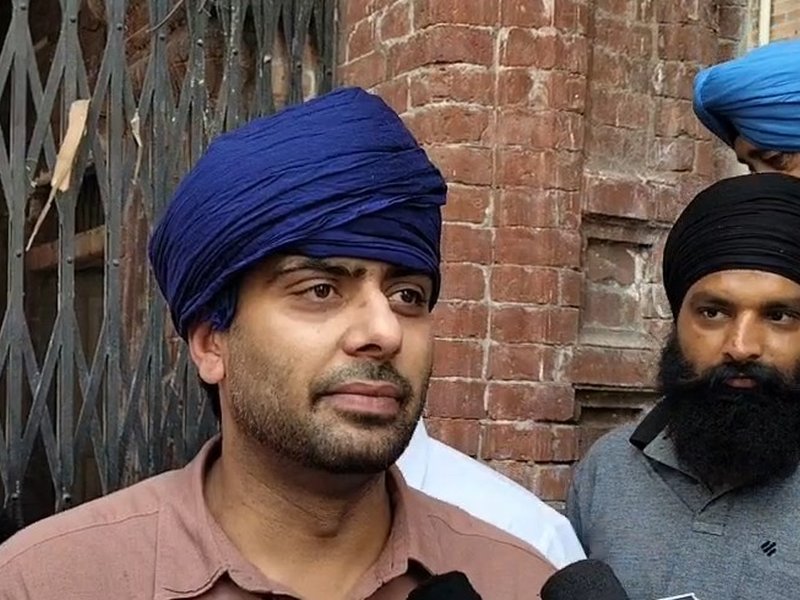नई ईपी रिलीज के बाद स्वर्ण मंदिर पहुंचे गायक-अभिनेता मनकीरत औलख, टेका मत्था 