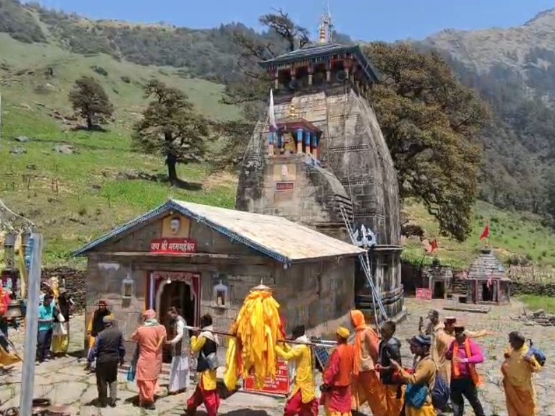 उत्तराखंड में वैदिक रीति-रिवाजों और मंत्रोच्चार के बीच मद्यमहेश्वर मंदिर के कपाट खुले