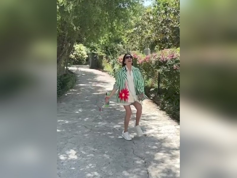 Neena Gupta says ‘buddhi ho toh kya’ as she enjoys vacation in hot pants