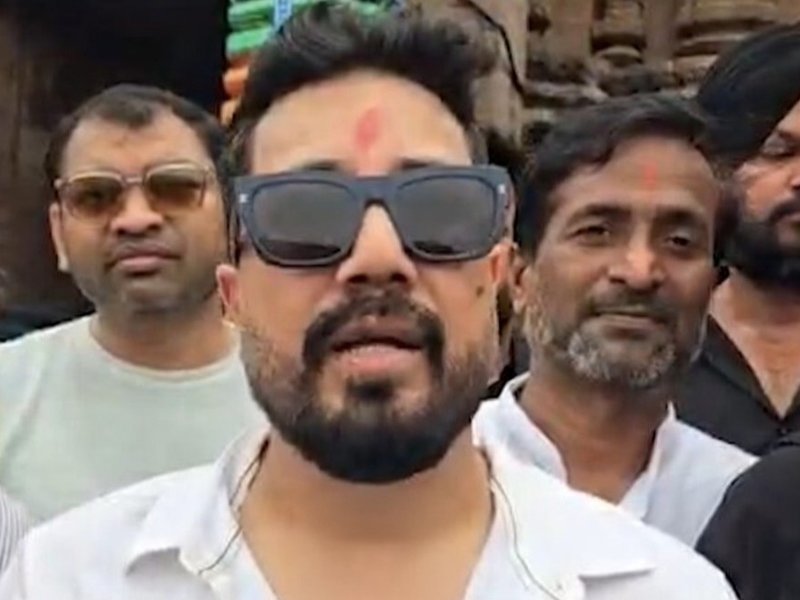 पुरी में जगन्नाथ मंदिर पहुंचे सिंगर मीका सिंह, पूजा-अर्चना कर ग्रहण किया महाप्रसाद